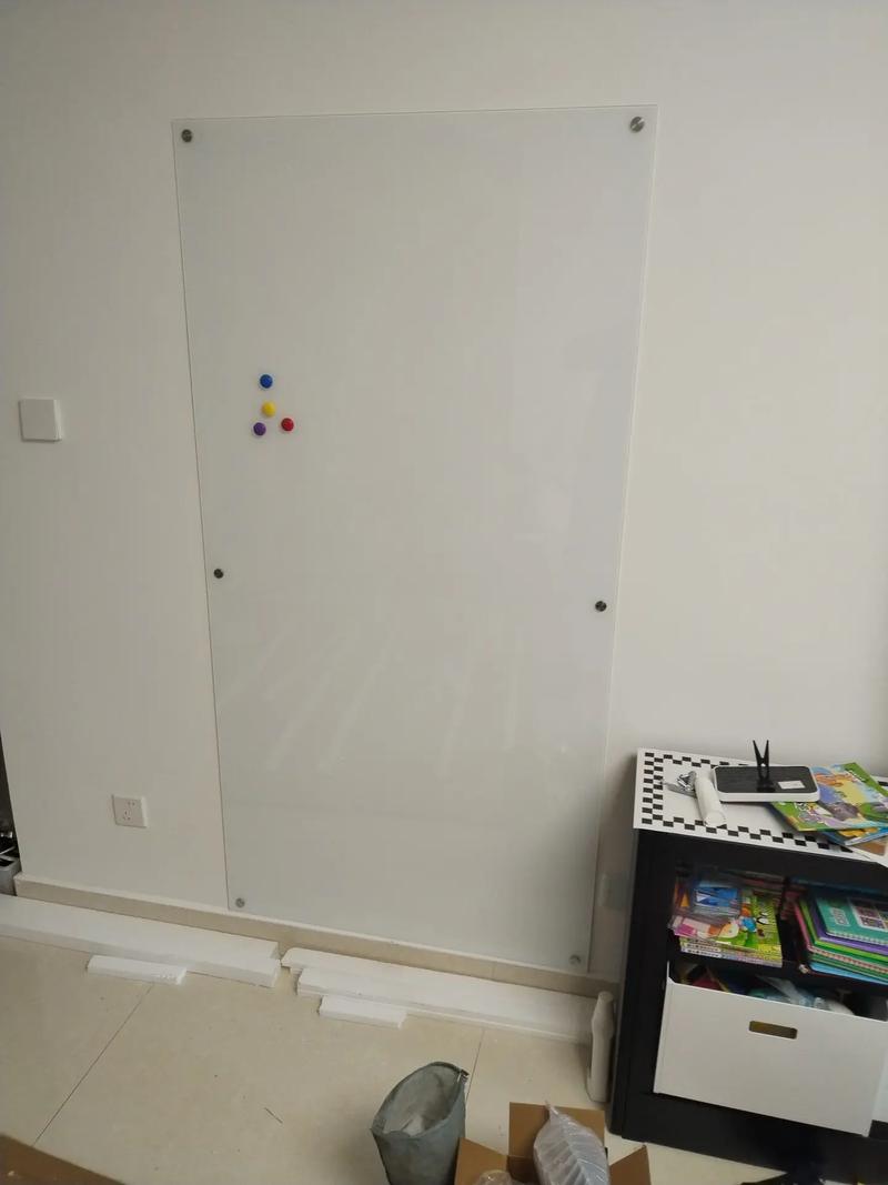 现代办公新选择 磁性钢化玻璃白板与软木板的环保健康之选